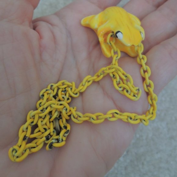 Necklace Hand Painted Yellow Frog Pendant on Yellow Chain Vtg 1960s - Jewel Box - Picture 4 of 9